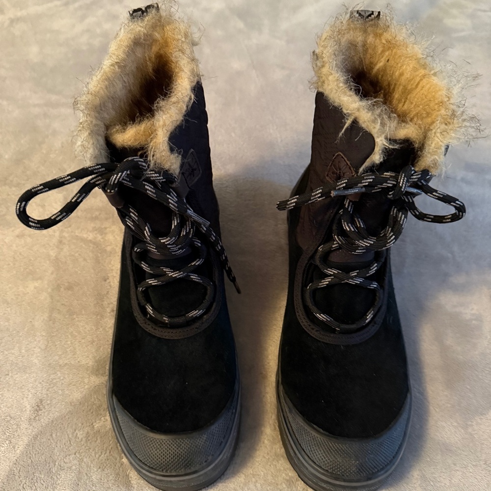 CLARKS MUCKER'S MIST BLACK WINTER BOOTS-SIZE 8